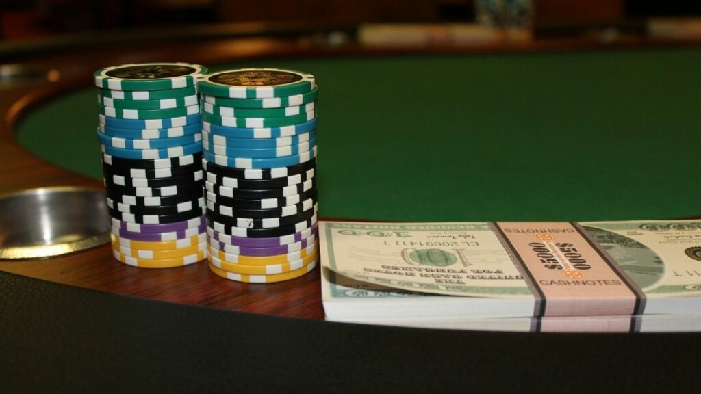 Pokerchips auf einem Pokertisch